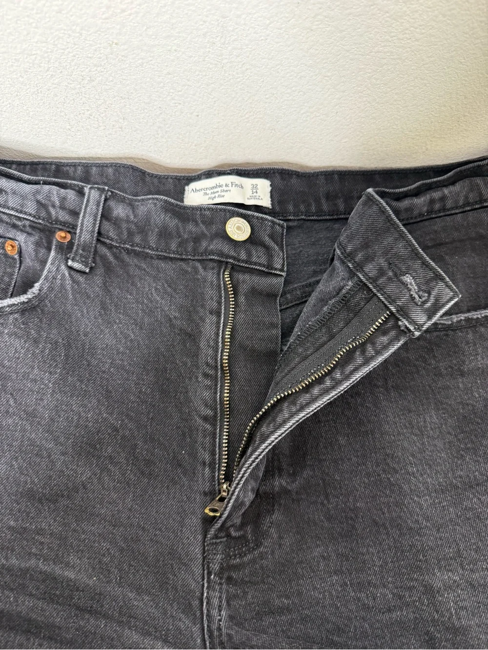 Abercrombie & Fitch CURVE LOVE  The Mom Short High Rise Washed Black 32 Cotton